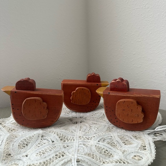Wooden Vintage 3 Pc Chickens Farmhouse Country Kitchen Decor Wood Carved - Picture 1 of 3